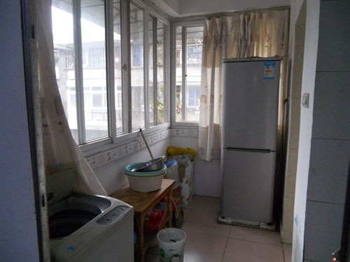 桂林市中心民主路自立小區(qū)一房一廳出租，家電家具齊全，月租750元